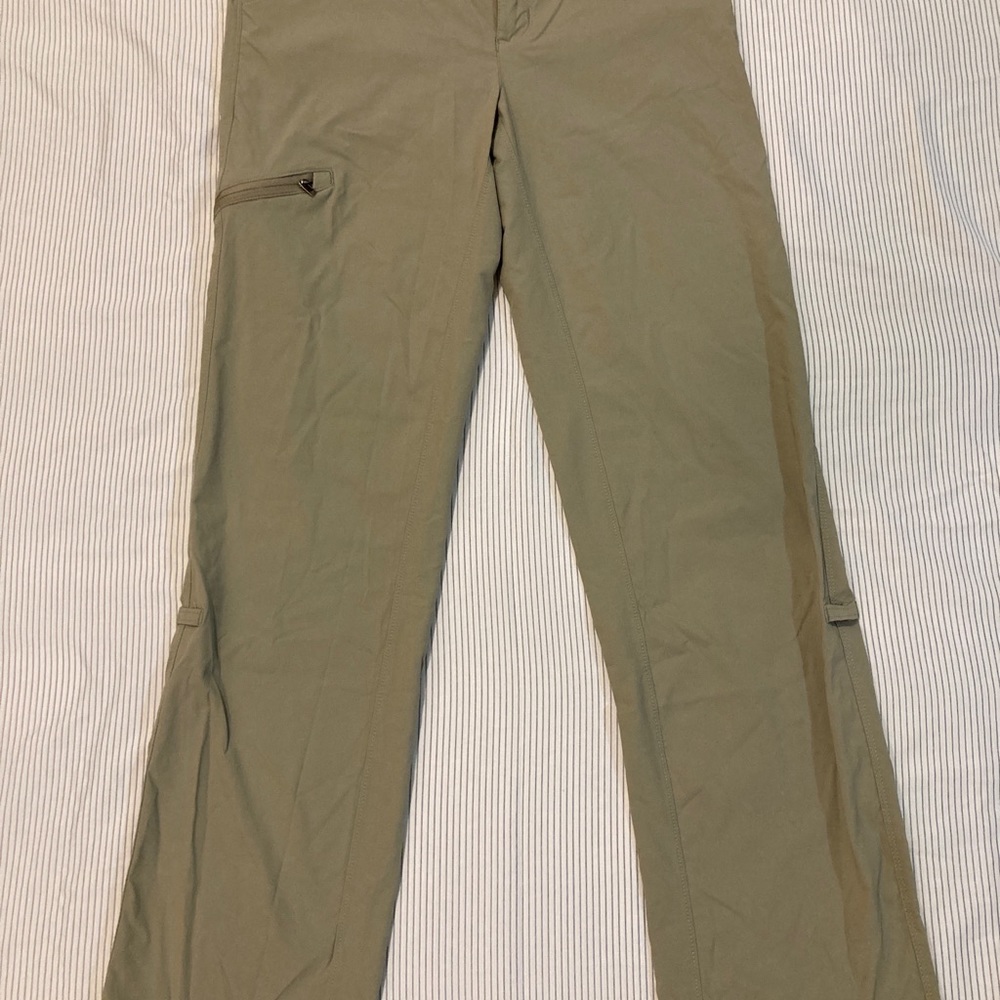 Patagonia Women’s “Quandary” Khaki Stretch Nylon Hiking Pants w/Roll-Tab. Size 4